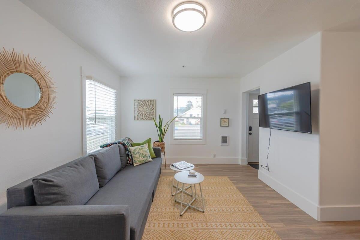 #Stayinmydistrict Coos Bay Cypress Cottage エクステリア 写真